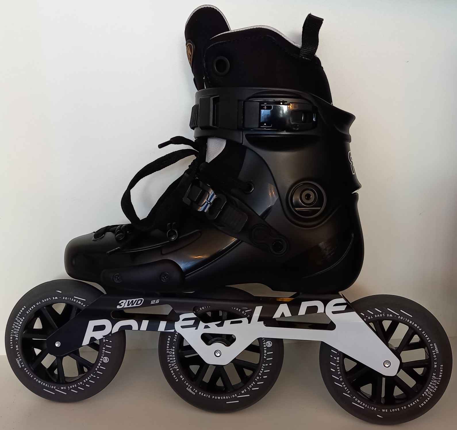 Un roller customisé aved un FR FR1 Intuition boot avec une platine Rollerblade et des roues Torrent pour la pluie avec des roulements résistants à l'eau